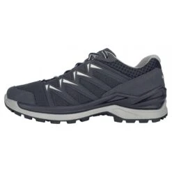 Lowa Wander-Travelschuhe Innox Pro Low GTX (All-Terrain, Synthetik/Textil, Wasserdicht) Stahlblau/weiss Herren -Lowa Store Lowa 310709207910 INNOX20PRO20GTX20LO 2021 schuh204 1200x1200 1